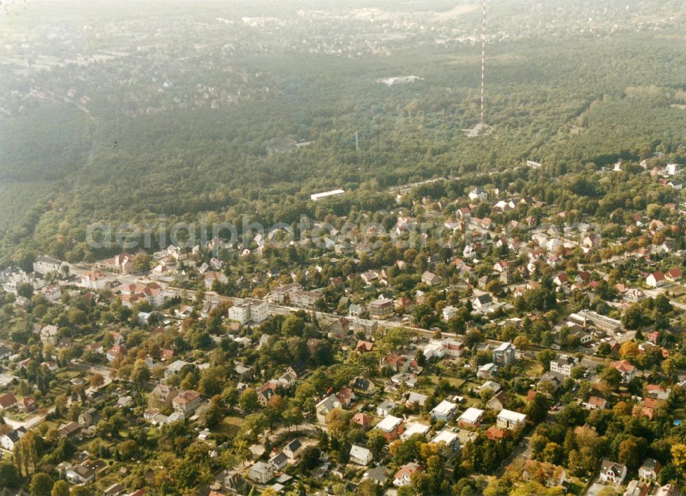 Berlin-Mahlsdorf from the bird's eye view: Blick auf das Wohngebiet am Hultschiner Damm mit dem Waldgebiet Dammheide und den bereits abgerissenen Sendemast in Berlin-Mahlsdorf. View of the residential area at the street Hultschiner Damm at the forestland Dammheide in the district Mahlsdorf.