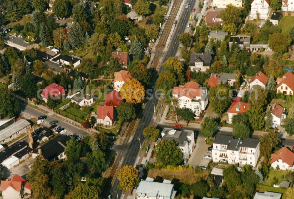 Berlin-Mahlsdorf from the bird's eye view: Blick auf das Wohngebiet am Hultschiner Damm - Bergedorfer Straße - Akazienallee in Berlin-Mahlsdorf. View of the residential area at the street Hultschiner Damm - Bergedorfer Strasse - Akazienallee in the district Mahlsdorf.