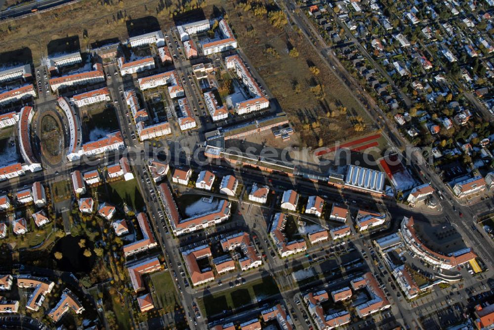 Berlin from the bird's eye view: Neu-Karow Blick auf das Wohngebiet an der Pfannschmidtstraße und Achillesstraße im Berliner Stadtteil Neu-Karow an der Autobahn 10. Nach der Wiedervereinigung war das Wohngebiet eines der meist diskutierten Stadterweiterungsprojekte und hatte einige Schwierigkeiten einzugsbereite Mieter zu finden. Kontakt: Bezirksamt Pankow, Breite Straße 24A-26 13187 Berlin, Tel. +49(0)3090295 0, Fax +49(0)30 90295 2244, Email: poststelle@ba-pankow.verwalt-berlin.de