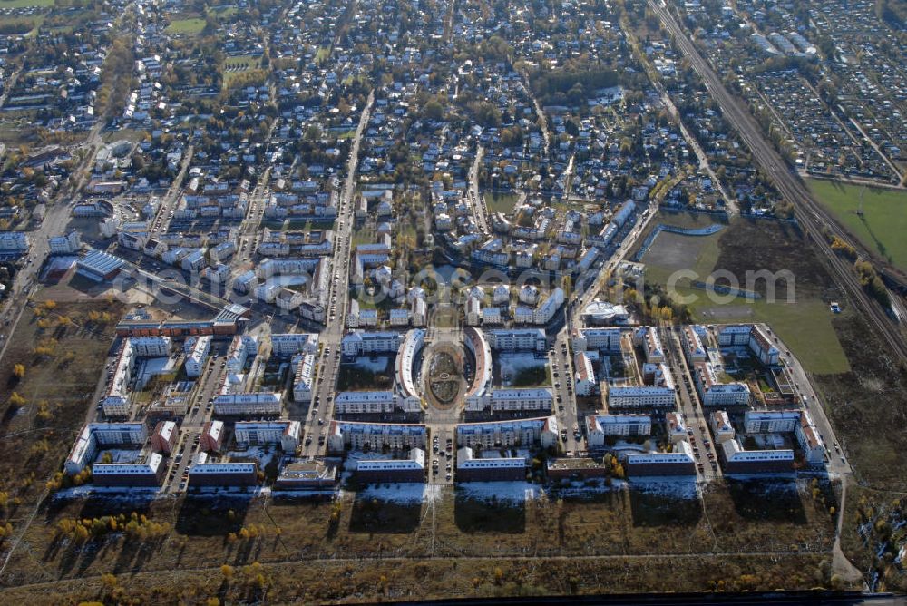 Aerial image Berlin - Neu-Karow Blick auf das Wohngebiet an der Pfannschmidtstraße und Achillesstraße im Berliner Stadtteil Neu-Karow an der Autobahn 10. Nach der Wiedervereinigung war das Wohngebiet eines der meist diskutierten Stadterweiterungsprojekte und hatte einige Schwierigkeiten einzugsbereite Mieter zu finden. Kontakt: Bezirksamt Pankow, Breite Straße 24A-26 13187 Berlin, Tel. +49(0)3090295 0, Fax +49(0)30 90295 2244, Email: poststelle@ba-pankow.verwalt-berlin.de