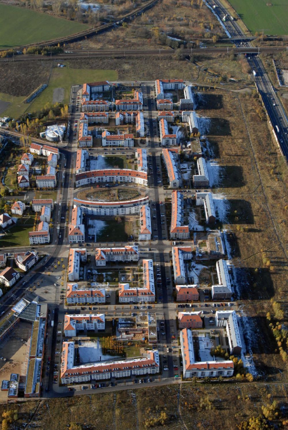 Aerial photograph Berlin - Neu-Karow Blick auf das Wohngebiet an der Pfannschmidtstraße und Achillesstraße im Berliner Stadtteil Neu-Karow an der Autobahn 10. Nach der Wiedervereinigung war das Wohngebiet eines der meist diskutierten Stadterweiterungsprojekte und hatte einige Schwierigkeiten einzugsbereite Mieter zu finden. Kontakt: Bezirksamt Pankow, Breite Straße 24A-26 13187 Berlin, Tel. +49(0)3090295 0, Fax +49(0)30 90295 2244, Email: poststelle@ba-pankow.verwalt-berlin.de