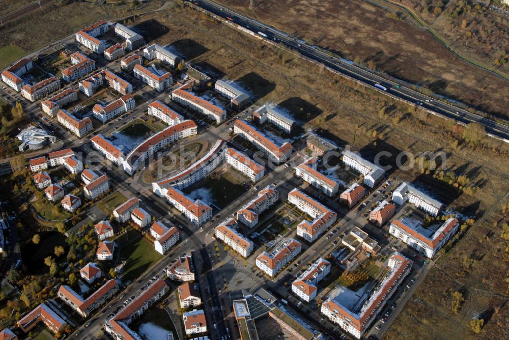 Berlin from above - Neu-Karow Blick auf das Wohngebiet an der Pfannschmidtstraße und Achillesstraße im Berliner Stadtteil Neu-Karow an der Autobahn 10. Nach der Wiedervereinigung war das Wohngebiet eines der meist diskutierten Stadterweiterungsprojekte und hatte einige Schwierigkeiten einzugsbereite Mieter zu finden. Kontakt: Bezirksamt Pankow, Breite Straße 24A-26 13187 Berlin, Tel. +49(0)3090295 0, Fax +49(0)30 90295 2244, Email: poststelle@ba-pankow.verwalt-berlin.de