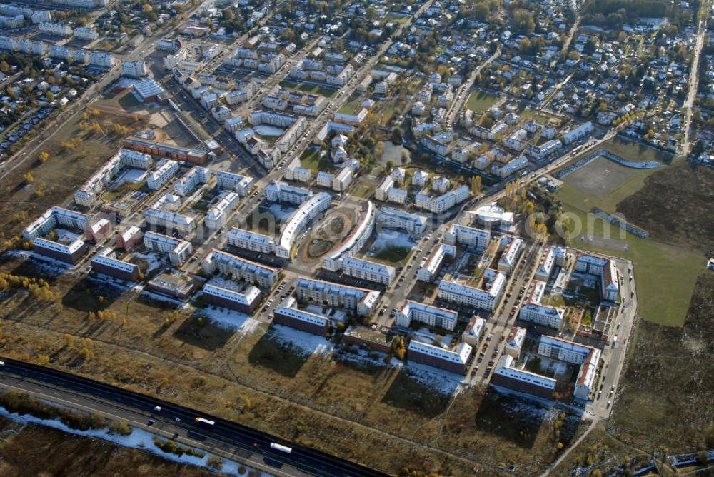 Aerial image Berlin - Neu-Karow Blick auf das Wohngebiet an der Pfannschmidtstraße und Achillesstraße im Berliner Stadtteil Neu-Karow an der Autobahn 10. Nach der Wiedervereinigung war das Wohngebiet eines der meist diskutierten Stadterweiterungsprojekte und hatte einige Schwierigkeiten einzugsbereite Mieter zu finden. Kontakt: Bezirksamt Pankow, Breite Straße 24A-26 13187 Berlin, Tel. +49(0)3090295 0, Fax +49(0)30 90295 2244, Email: poststelle@ba-pankow.verwalt-berlin.de