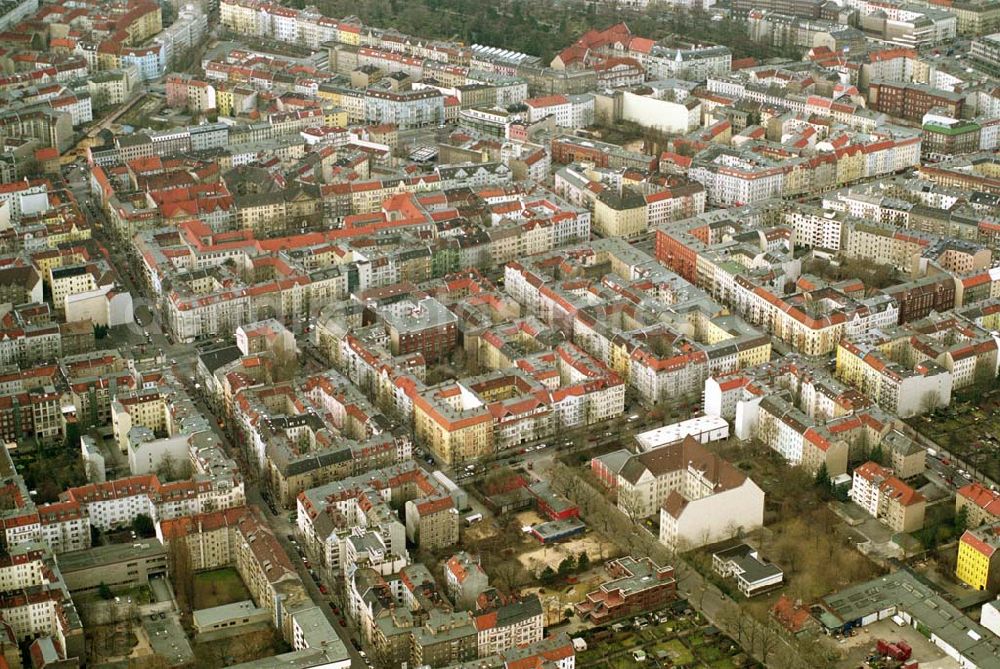 Berlin/ Neukölln from the bird's eye view: Blick auf die Wohngebiete im Bereich Sonnenallee, Weichselstraße, Pannierstraße, Fuldastraße und Reuterstraße in Berlin - Neukölln.