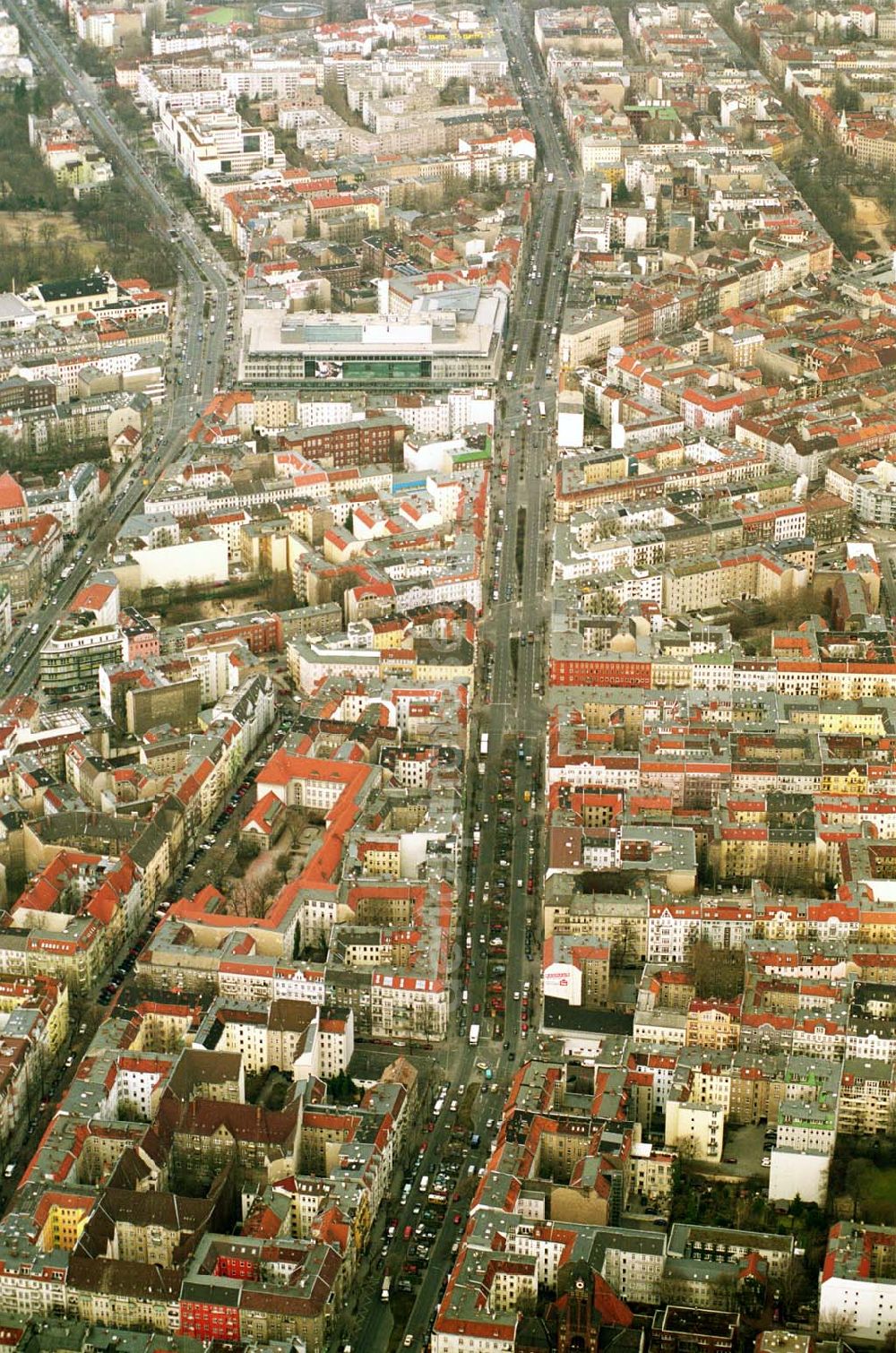 Berlin/ Neukölln from the bird's eye view: Blick auf die Wohngebiete im Bereich Sonnenallee, Weichselstraße, Pannierstraße, Fuldastraße und Reuterstraße in Berlin - Neukölln.