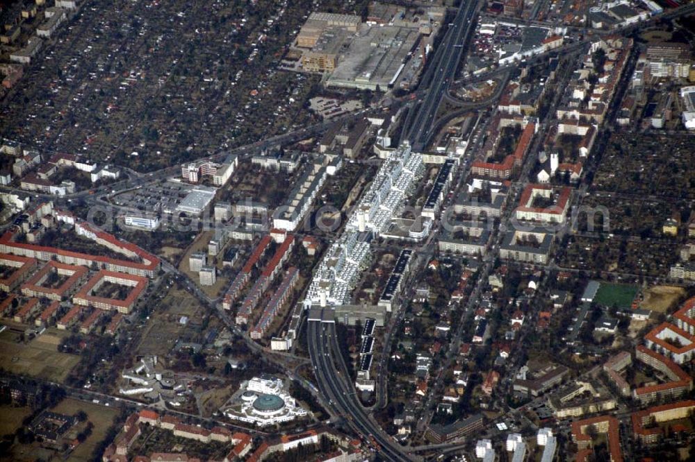 Aerial image Berlin - WILMERSDORF - Wohngebiet an der Berliner Stadtautobahn in Wilmersdorf mit dem Gelände des alten Ringteilchenbeschleunigers an der Schlangenbaderstraße. 1995