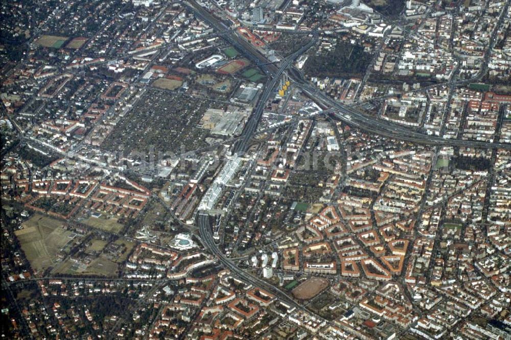 Berlin - WILMERSDORF from the bird's eye view: Wohngebiet an der Berliner Stadtautobahn in Wilmersdorf mit dem Gelände des alten Ringteilchenbeschleunigers an der Schlangenbaderstraße. 1995