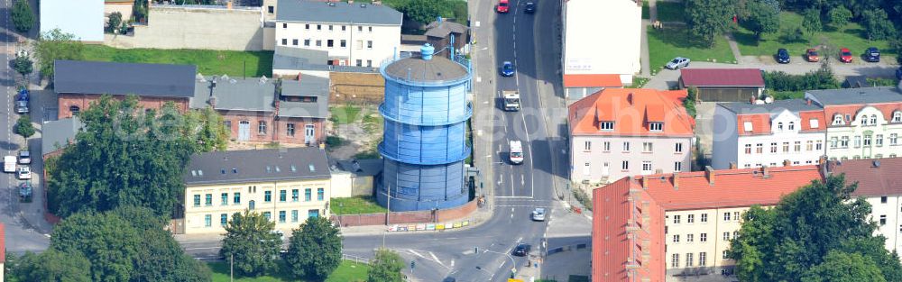 Bernau from the bird's eye view: Blick auf Wohngebiete am Bernauer Wahrzeichen, dem blauen Gasspeicher an der Berliner Straße / Weißenseer Straße in Bernau. View of residential areas on the landmark, the blue gas storage in Bernau.