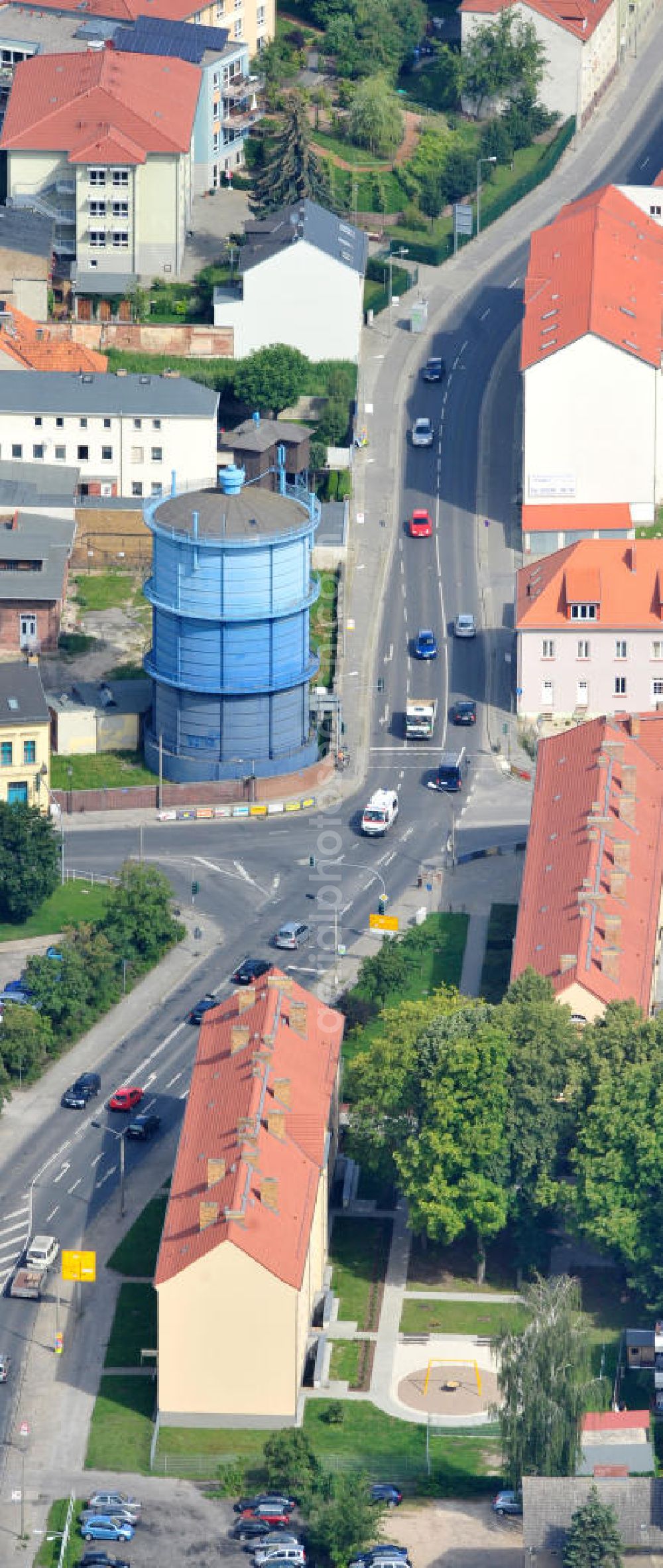 Aerial photograph Bernau - Blick auf Wohngebiete am Bernauer Wahrzeichen, dem blauen Gasspeicher an der Berliner Straße / Weißenseer Straße in Bernau. View of residential areas on the landmark, the blue gas storage in Bernau.