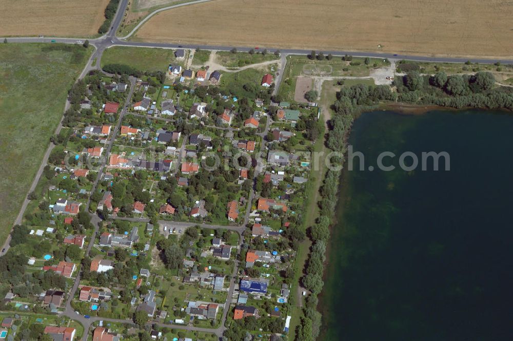 Aerial photograph Berlin - Blick auf das Einfamilienhaussiedlungen am Elsensee im Bereich der Elsenstraße / Am Barnim in 12623 Berlin - Mahlsdorf.