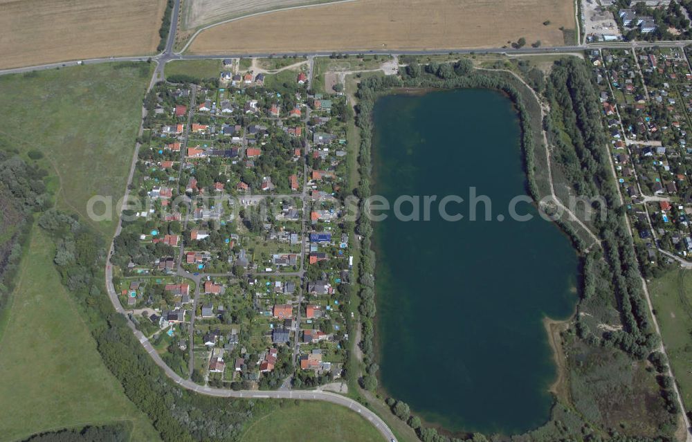 Berlin from above - Blick auf das Einfamilienhaussiedlungen am Elsensee im Bereich der Elsenstraße / Am Barnim in 12623 Berlin - Mahlsdorf.