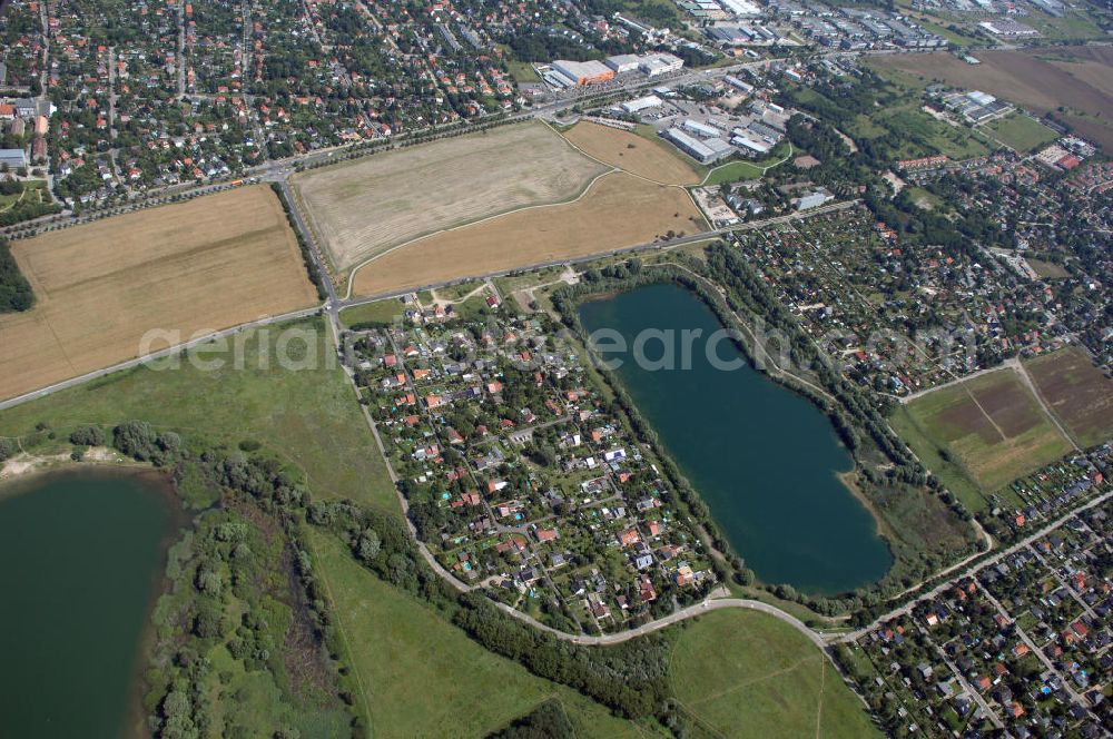 Berlin from the bird's eye view: Blick auf das Einfamilienhaussiedlungen am Elsensee im Bereich der Elsenstraße / Am Barnim in 12623 Berlin - Mahlsdorf.