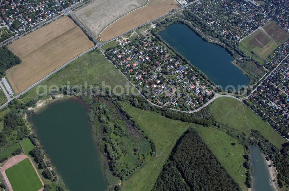 Aerial image Berlin - Blick auf das Einfamilienhaussiedlungen am Elsensee im Bereich der Elsenstraße / Am Barnim in 12623 Berlin - Mahlsdorf.