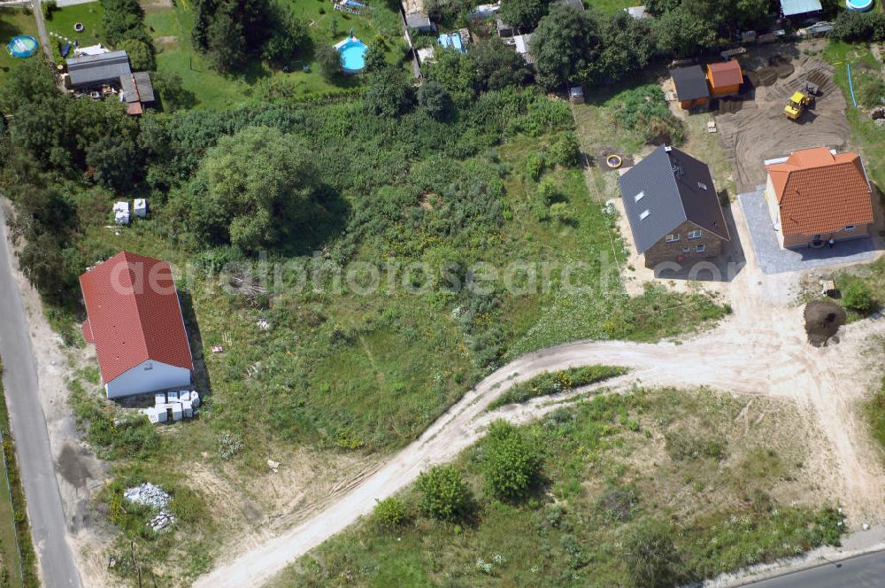 Aerial photograph Berlin - Blick auf das Einfamilienhaussiedlungen am Elsensee im Bereich der Elsenstraße / Am Barnim in 12623 Berlin - Mahlsdorf.