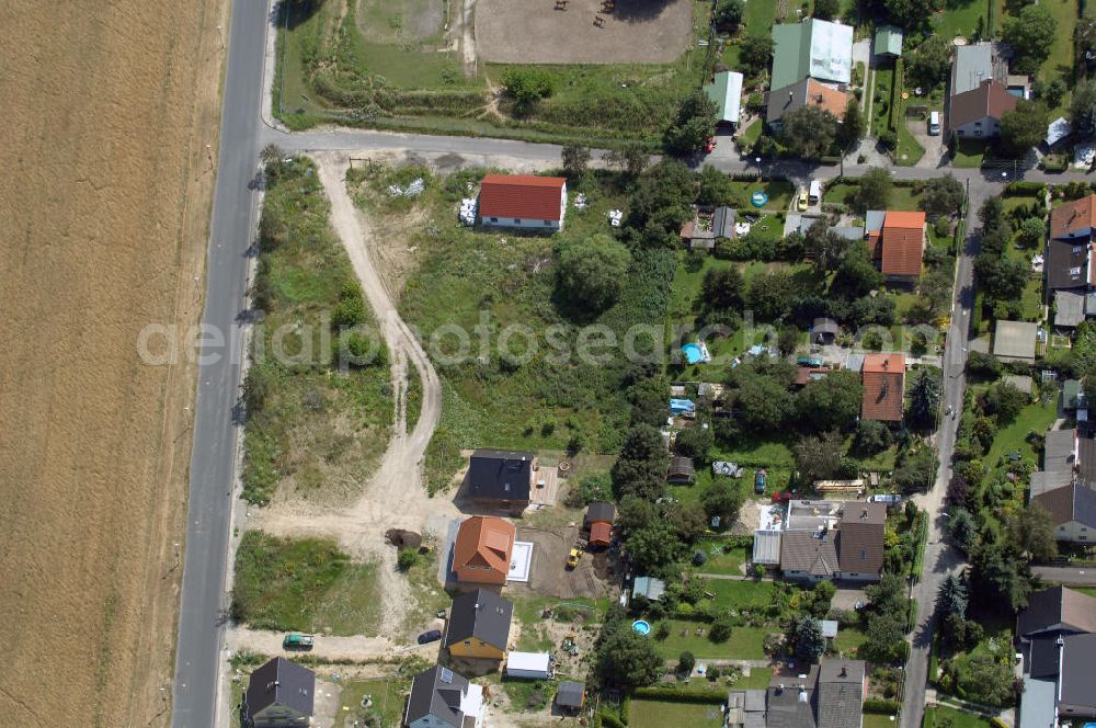 Berlin from the bird's eye view: Blick auf das Einfamilienhaussiedlungen am Elsensee im Bereich der Elsenstraße / Am Barnim in 12623 Berlin - Mahlsdorf.