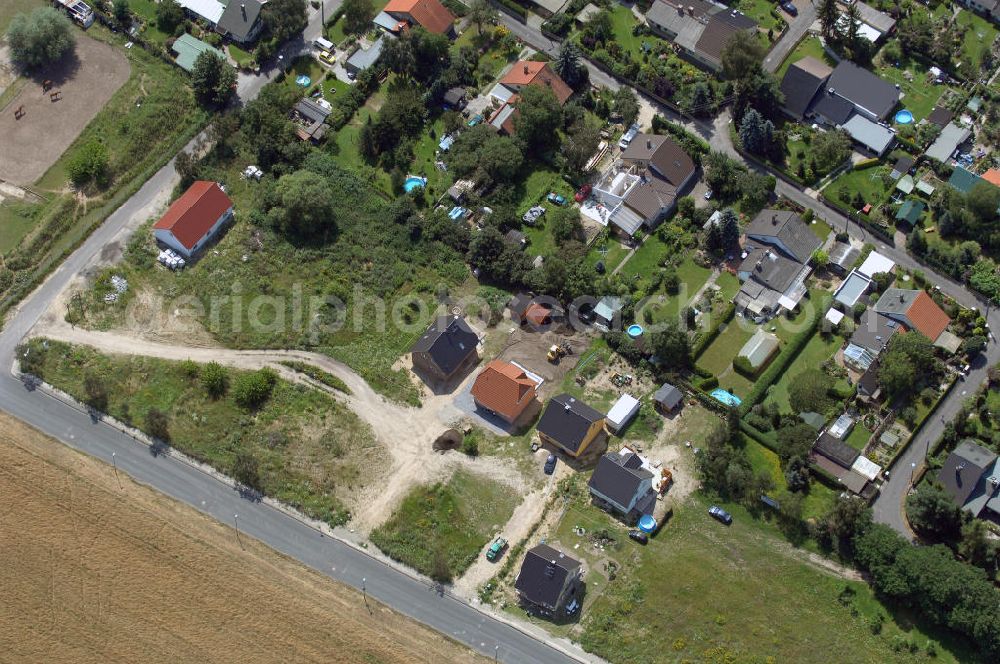 Aerial photograph Berlin - Blick auf das Einfamilienhaussiedlungen am Elsensee im Bereich der Elsenstraße / Am Barnim in 12623 Berlin - Mahlsdorf.