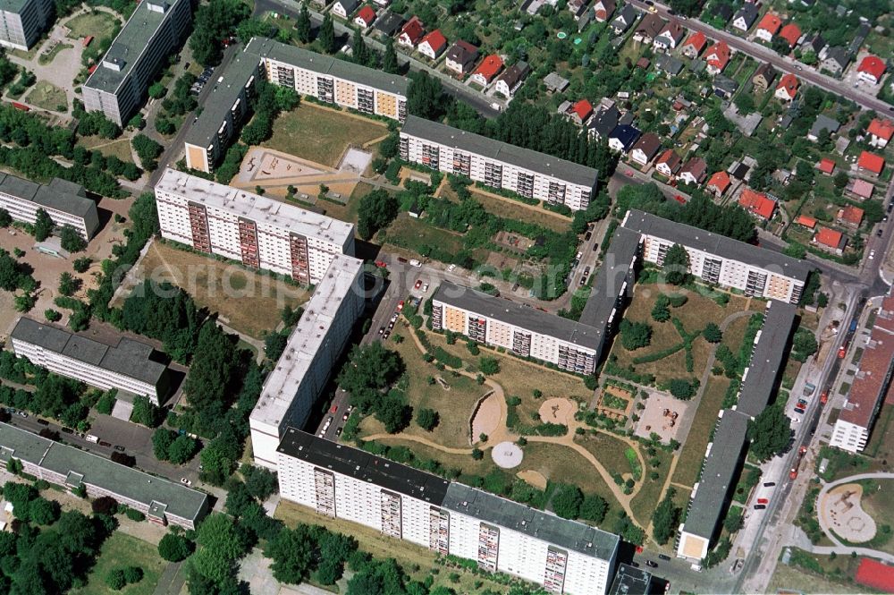 Aerial image Berlin - The residential area Biesentaler-Straße 11 - and 5-storey blocks located directly on the Landsberger Avenue in the district of Berlin-Hohenschoenhausen