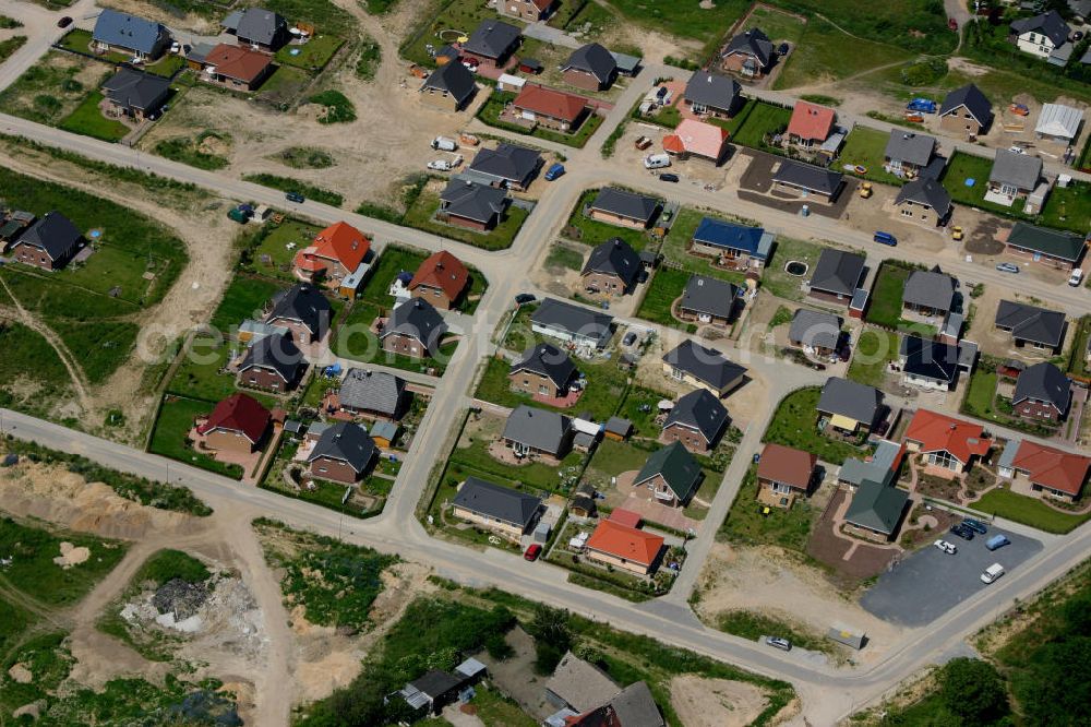 Aerial photograph Dahlwitz-Hoppegarten OT Birkenstein - Blick auf das Einfamilienhaus - Neubauwohngebiet an der Löcknitztalstraße , Märkische , Ruppiner , Barnimer , Lausitzstraße , Spreewaldstraße , Schorfheiderstraße.