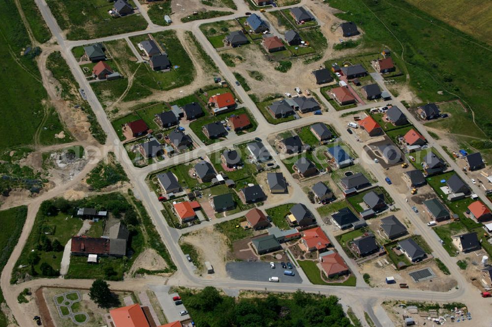 Aerial photograph Dahlwitz-Hoppegarten OT Birkenstein - Blick auf das Einfamilienhaus - Neubauwohngebiet an der Löcknitztalstraße , Märkische , Ruppiner , Barnimer , Lausitzstraße , Spreewaldstraße , Schorfheiderstraße.