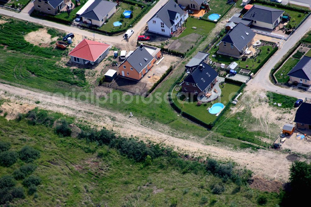 Birkenstein from the bird's eye view: Blick auf das Einfamilienhaus - Neubauwohngebiet an der Löcknitztalstraße , Märkische , Ruppiner , Barnimer , Lausitzstraße , Spreewaldstraße , Schorfheiderstraße.