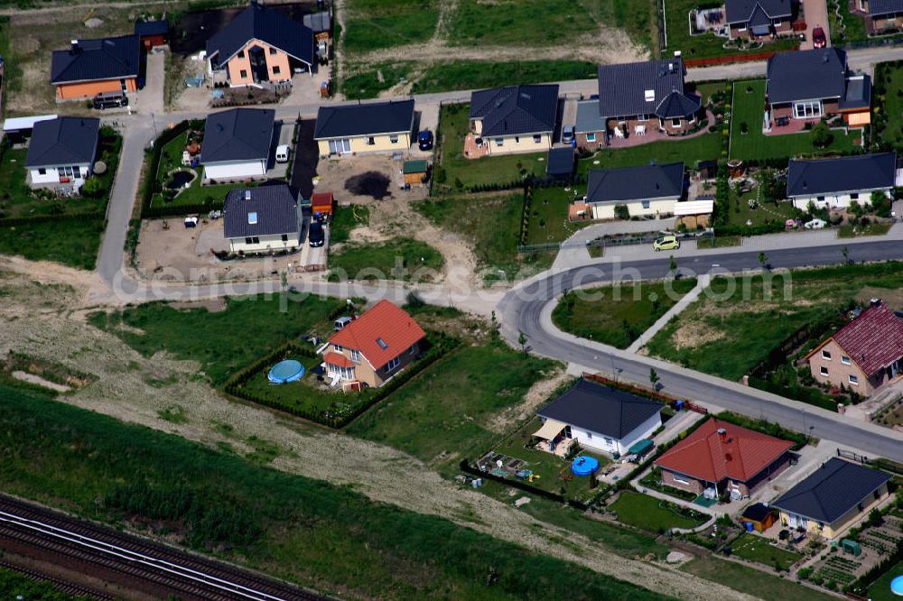 Aerial photograph Birkenstein - Blick auf das Einfamilienhaus - Neubauwohngebiet an der Löcknitztalstraße , Märkische , Ruppiner , Barnimer , Lausitzstraße , Spreewaldstraße , Schorfheiderstraße.