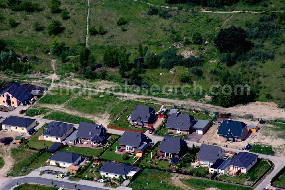 Birkenstein from above - Blick auf das Einfamilienhaus - Neubauwohngebiet an der Löcknitztalstraße , Märkische , Ruppiner , Barnimer , Lausitzstraße , Spreewaldstraße , Schorfheiderstraße.