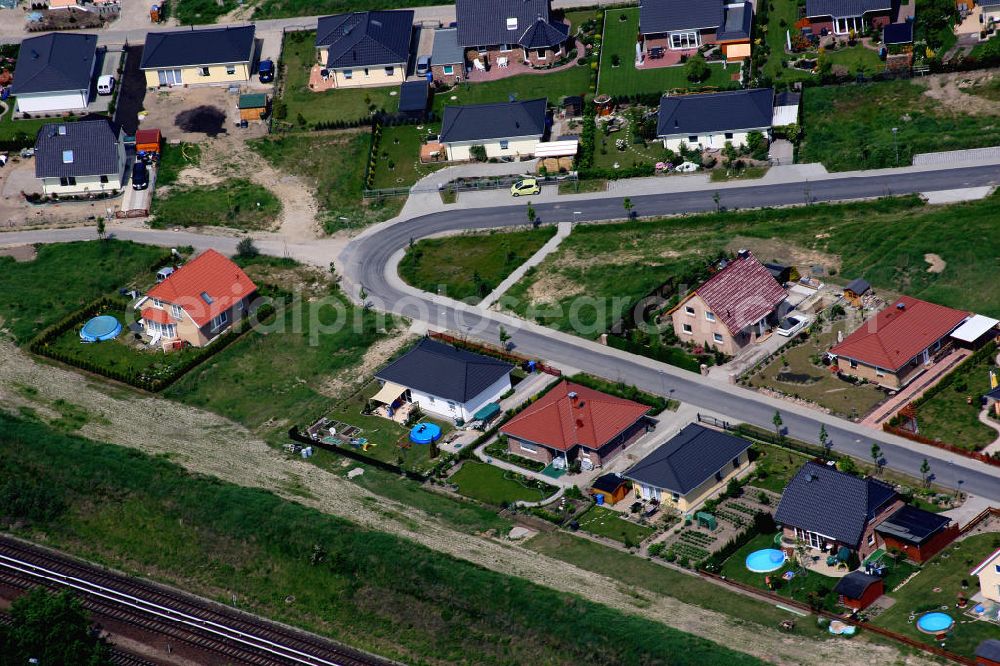 Birkenstein from the bird's eye view: Blick auf das Einfamilienhaus - Neubauwohngebiet an der Löcknitztalstraße , Märkische , Ruppiner , Barnimer , Lausitzstraße , Spreewaldstraße , Schorfheiderstraße.