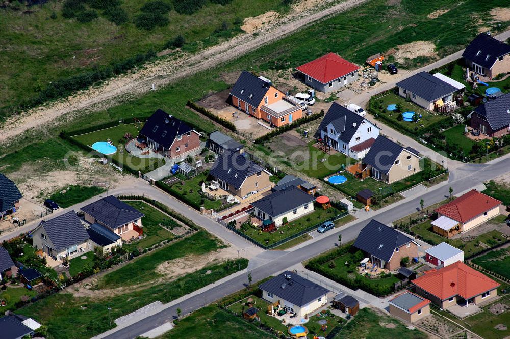 Aerial photograph Birkenstein - Blick auf das Einfamilienhaus - Neubauwohngebiet an der Löcknitztalstraße , Märkische , Ruppiner , Barnimer , Lausitzstraße , Spreewaldstraße , Schorfheiderstraße.