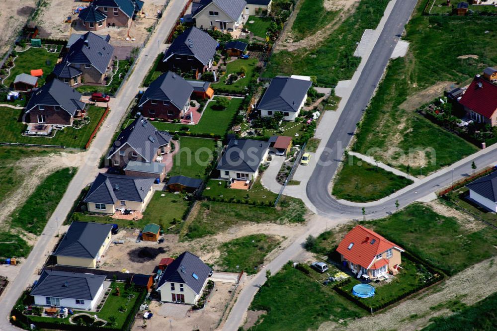 Birkenstein from above - Blick auf das Einfamilienhaus - Neubauwohngebiet an der Löcknitztalstraße , Märkische , Ruppiner , Barnimer , Lausitzstraße , Spreewaldstraße , Schorfheiderstraße.