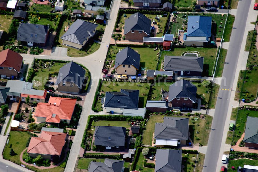 Aerial photograph Birkenstein - Blick auf das Einfamilienhaus - Neubauwohngebiet an der Löcknitztalstraße , Märkische , Ruppiner , Barnimer , Lausitzstraße , Spreewaldstraße , Schorfheiderstraße.