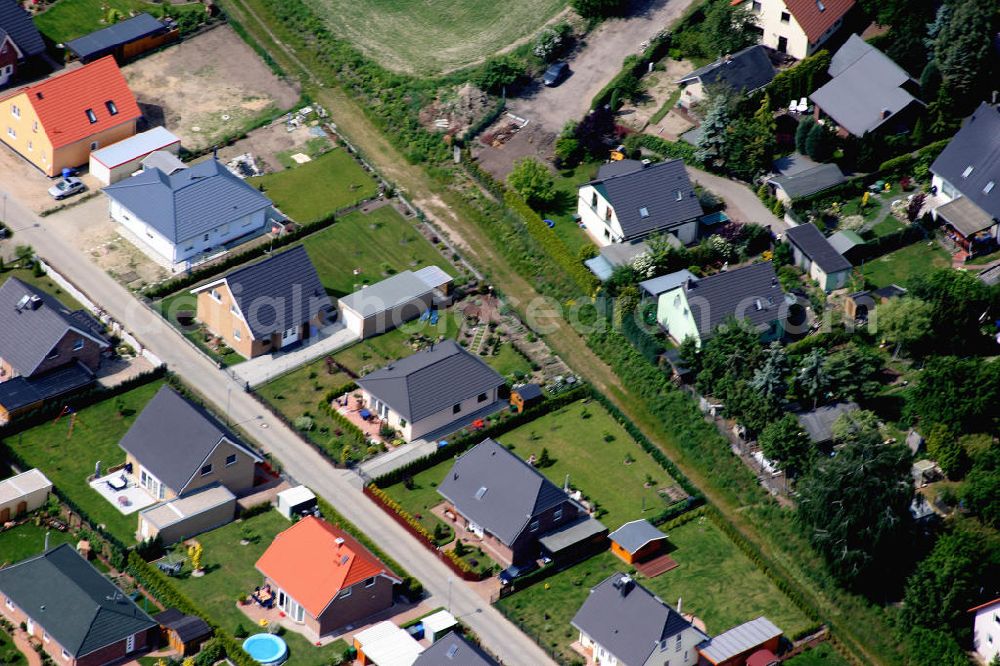 Birkenstein from above - Blick auf das Einfamilienhaus - Neubauwohngebiet an der Löcknitztalstraße , Märkische , Ruppiner , Barnimer , Lausitzstraße , Spreewaldstraße , Schorfheiderstraße.