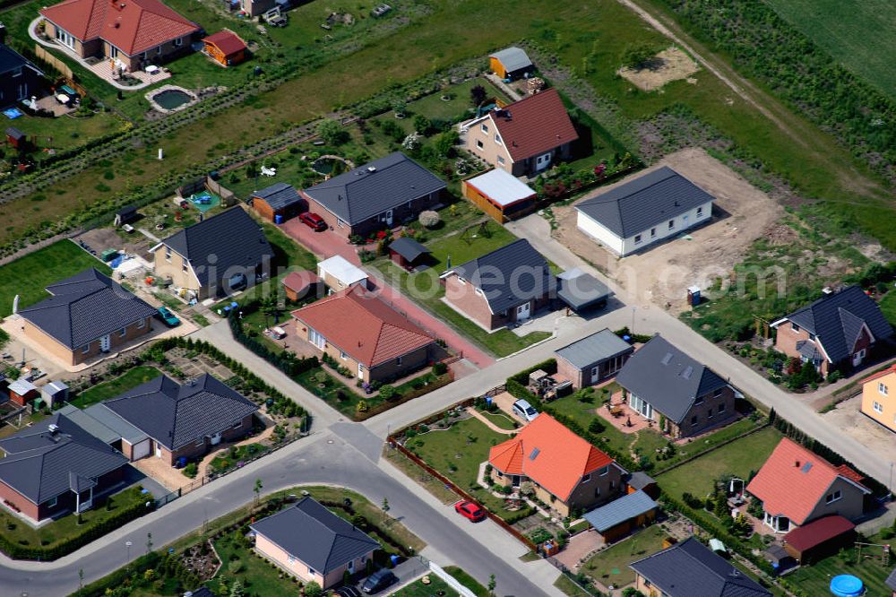 Birkenstein from the bird's eye view: Blick auf das Einfamilienhaus - Neubauwohngebiet an der Löcknitztalstraße , Märkische , Ruppiner , Barnimer , Lausitzstraße , Spreewaldstraße , Schorfheiderstraße.