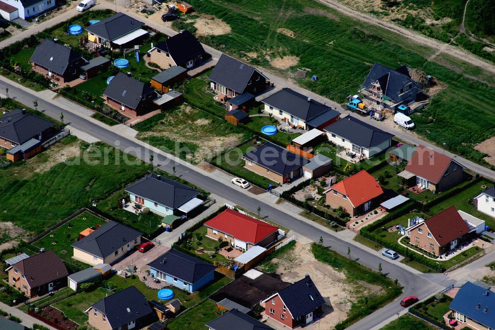 Aerial photograph Birkenstein - Blick auf das Einfamilienhaus - Neubauwohngebiet an der Löcknitztalstraße , Märkische , Ruppiner , Barnimer , Lausitzstraße , Spreewaldstraße , Schorfheiderstraße.