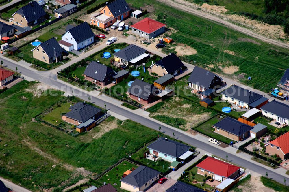 Birkenstein from above - Blick auf das Einfamilienhaus - Neubauwohngebiet an der Löcknitztalstraße , Märkische , Ruppiner , Barnimer , Lausitzstraße , Spreewaldstraße , Schorfheiderstraße.