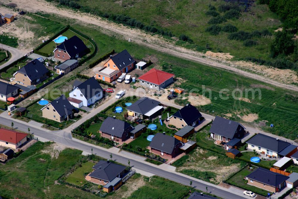 Birkenstein from the bird's eye view: Blick auf das Einfamilienhaus - Neubauwohngebiet an der Löcknitztalstraße , Märkische , Ruppiner , Barnimer , Lausitzstraße , Spreewaldstraße , Schorfheiderstraße.