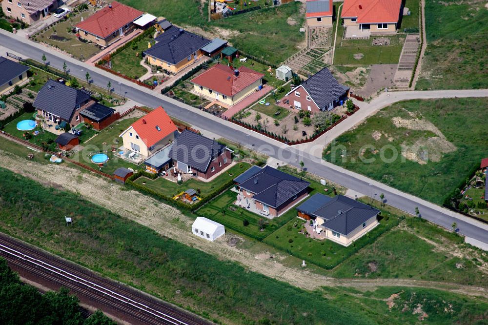 Aerial photograph Birkenstein - Blick auf das Einfamilienhaus - Neubauwohngebiet an der Löcknitztalstraße , Märkische , Ruppiner , Barnimer , Lausitzstraße , Spreewaldstraße , Schorfheiderstraße.