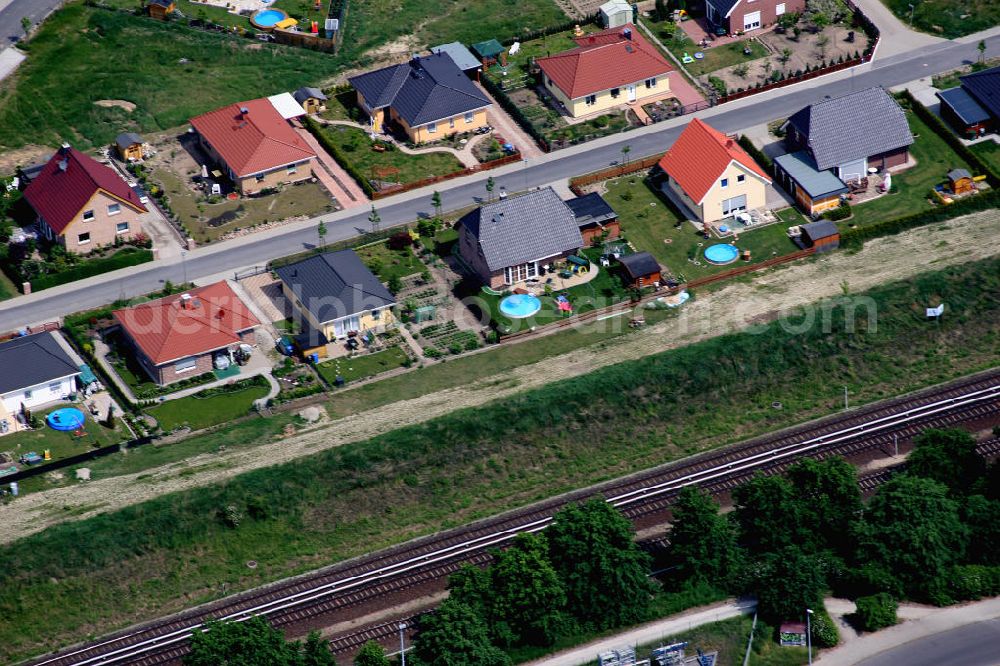 Birkenstein from the bird's eye view: Blick auf das Einfamilienhaus - Neubauwohngebiet an der Löcknitztalstraße , Märkische , Ruppiner , Barnimer , Lausitzstraße , Spreewaldstraße , Schorfheiderstraße.