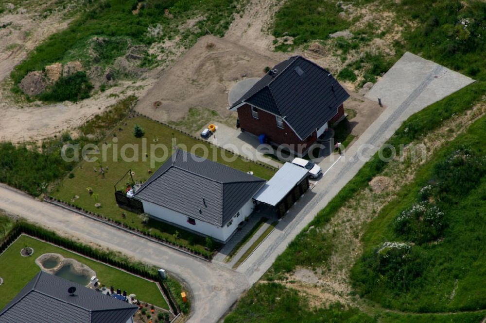 Aerial photograph Birkenstrein - Blick auf das Einfamilienhaus - Neubauwohngebiet an der Löcknitztalstraße , Märkische , Ruppiner , Barnimer , Lausitzstraße , Spreewaldstraße , Schorfheiderstraße.