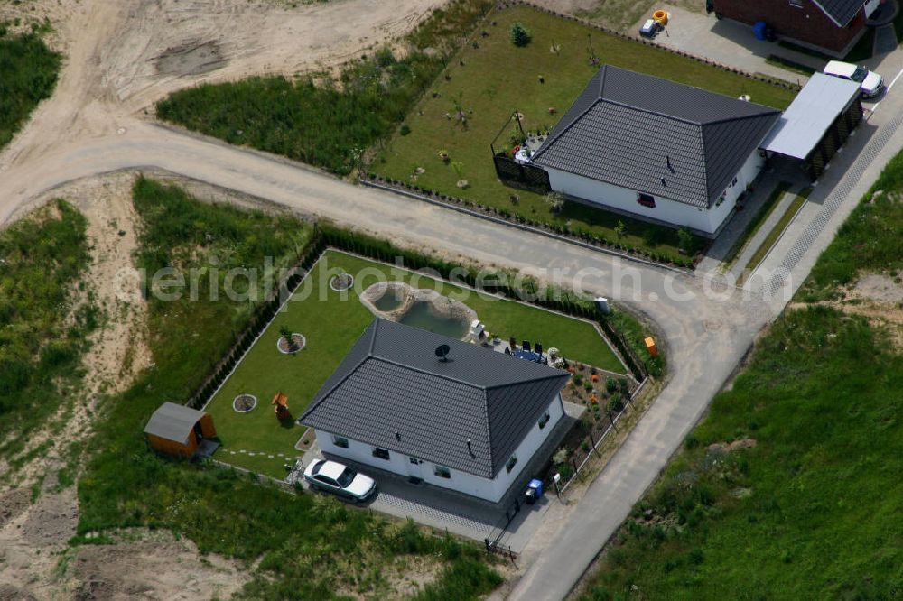 Birkenstrein from above - Blick auf das Einfamilienhaus - Neubauwohngebiet an der Löcknitztalstraße , Märkische , Ruppiner , Barnimer , Lausitzstraße , Spreewaldstraße , Schorfheiderstraße.