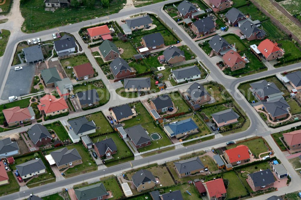 Aerial image Birkenstrein - Blick auf das Einfamilienhaus - Neubauwohngebiet an der Löcknitztalstraße , Märkische , Ruppiner , Barnimer , Lausitzstraße , Spreewaldstraße , Schorfheiderstraße.