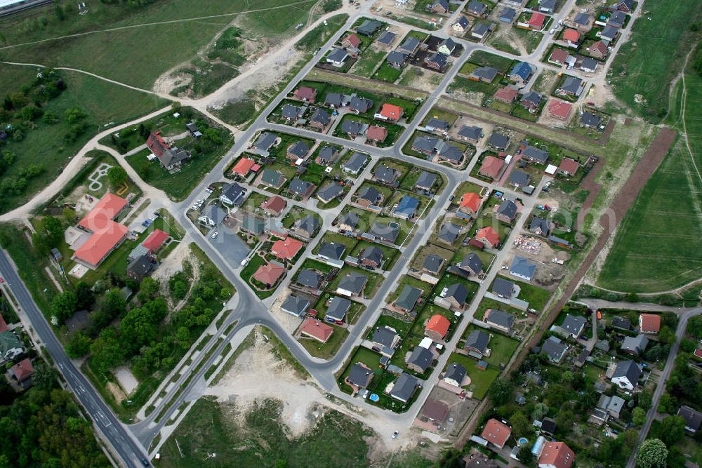 Aerial photograph Birkenstrein - Blick auf das Einfamilienhaus - Neubauwohngebiet an der Löcknitztalstraße , Märkische , Ruppiner , Barnimer , Lausitzstraße , Spreewaldstraße , Schorfheiderstraße.