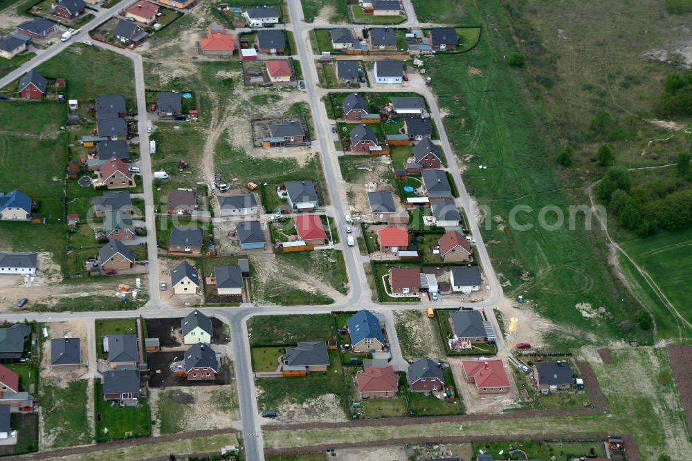 Birkenstrein from the bird's eye view: Blick auf das Einfamilienhaus - Neubauwohngebiet an der Löcknitztalstraße , Märkische , Ruppiner , Barnimer , Lausitzstraße , Spreewaldstraße , Schorfheiderstraße.