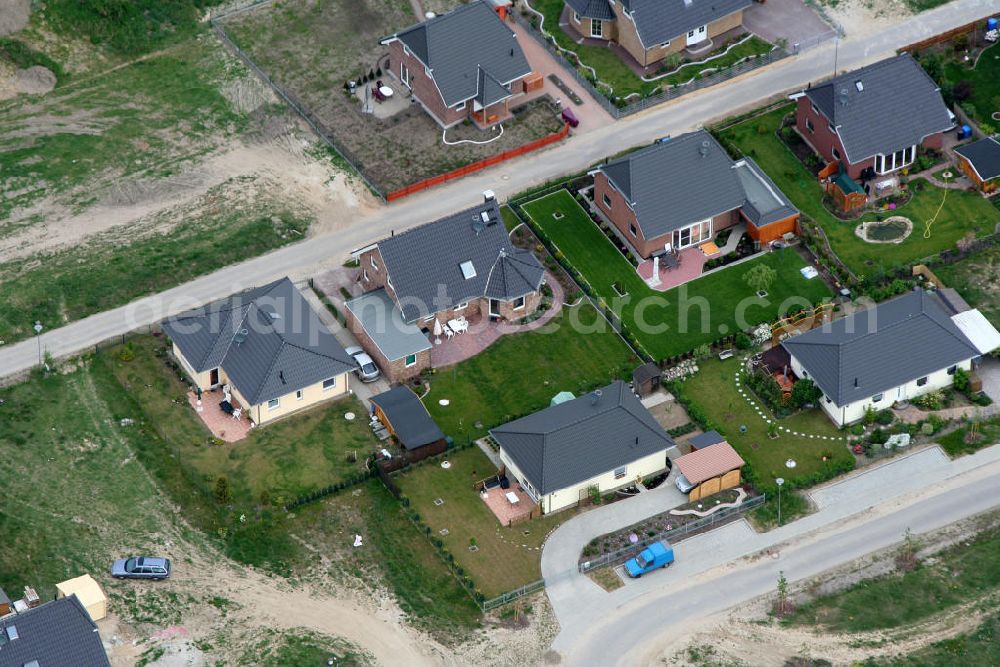 Aerial photograph Birkenstrein - Blick auf das Einfamilienhaus - Neubauwohngebiet an der Löcknitztalstraße , Märkische , Ruppiner , Barnimer , Lausitzstraße , Spreewaldstraße , Schorfheiderstraße.