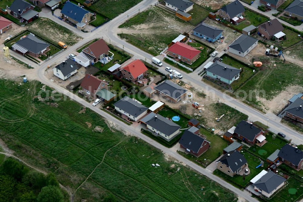 Aerial photograph Birkenstrein - Blick auf das Einfamilienhaus - Neubauwohngebiet an der Löcknitztalstraße , Märkische , Ruppiner , Barnimer , Lausitzstraße , Spreewaldstraße , Schorfheiderstraße.