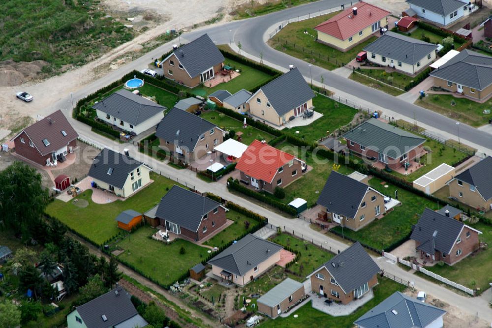 Birkenstrein from above - Blick auf das Einfamilienhaus - Neubauwohngebiet an der Löcknitztalstraße , Märkische , Ruppiner , Barnimer , Lausitzstraße , Spreewaldstraße , Schorfheiderstraße.