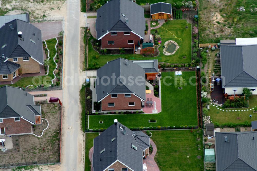 Aerial image Birkenstrein - Blick auf das Einfamilienhaus - Neubauwohngebiet an der Löcknitztalstraße , Märkische , Ruppiner , Barnimer , Lausitzstraße , Spreewaldstraße , Schorfheiderstraße.