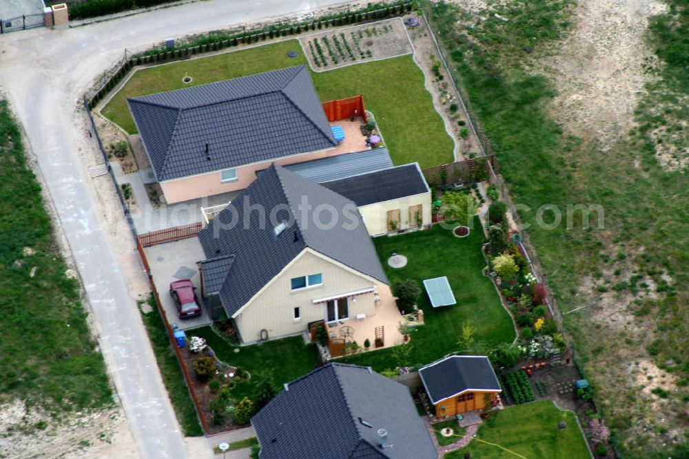 Aerial photograph Birkenstrein - Blick auf das Einfamilienhaus - Neubauwohngebiet an der Löcknitztalstraße , Märkische , Ruppiner , Barnimer , Lausitzstraße , Spreewaldstraße , Schorfheiderstraße.