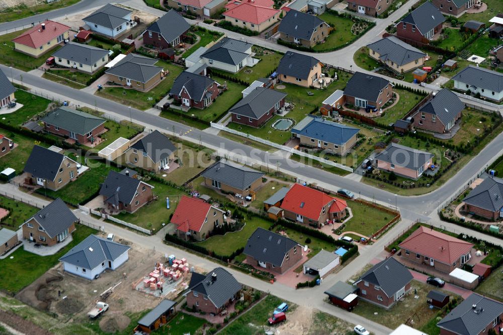 Birkenstrein from the bird's eye view: Blick auf das Einfamilienhaus - Neubauwohngebiet an der Löcknitztalstraße , Märkische , Ruppiner , Barnimer , Lausitzstraße , Spreewaldstraße , Schorfheiderstraße.