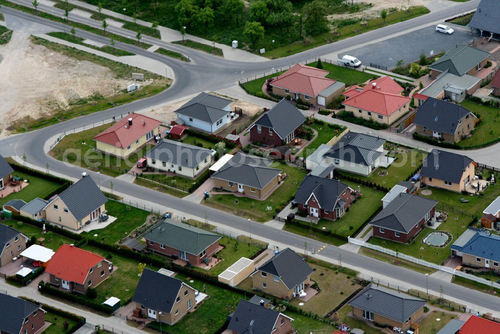 Aerial image Birkenstrein - Blick auf das Einfamilienhaus - Neubauwohngebiet an der Löcknitztalstraße , Märkische , Ruppiner , Barnimer , Lausitzstraße , Spreewaldstraße , Schorfheiderstraße.