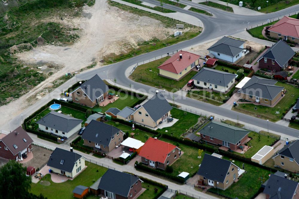 Aerial photograph Birkenstrein - Blick auf das Einfamilienhaus - Neubauwohngebiet an der Löcknitztalstraße , Märkische , Ruppiner , Barnimer , Lausitzstraße , Spreewaldstraße , Schorfheiderstraße.